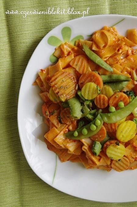 Szybkie papardelle w sosie śmietanowo-pomidorowym z warzywami