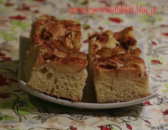 Ciasto maślano-jogurtowe z jabłkami – miękkie i puszyste