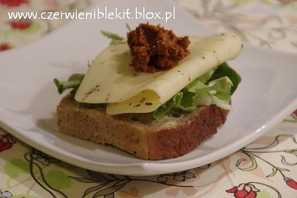 Czerwone pesto z ajvarem i rukolą