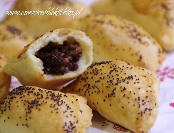 Pieczone pierogi z kaszanką i śliwkami