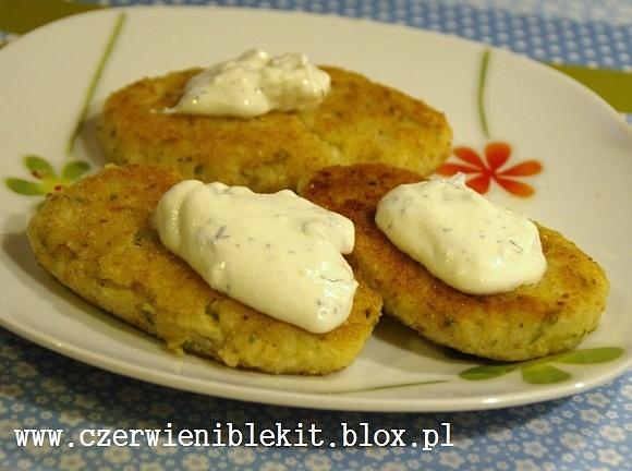 Kotleciki z ryżu arborio z cukinią i mozzarellą w sosie jogurtowym z fetą