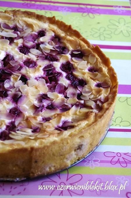 Mleczny sernik amaretto z wiśniami