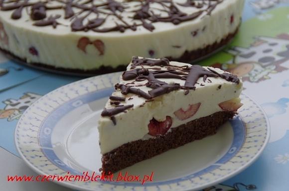 Sernik na zimno z czereśniami i białą czekoladą na spodzie brownie