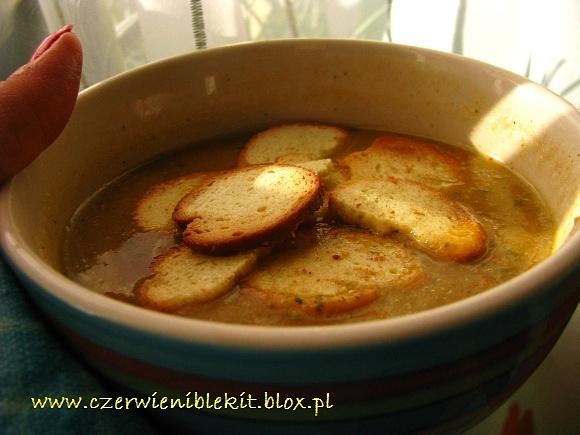 Zupa z grillowanej cukinii z bruschettą