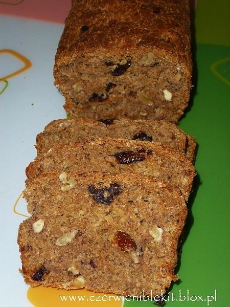 Chleb na piwie i miodzie z orzechami i śliwkami