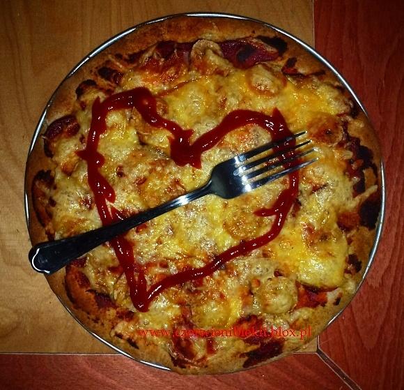 Pełnoziarnista pizza z szynką i bananem