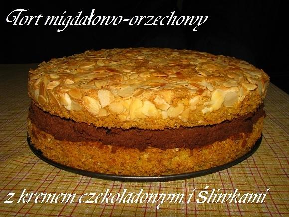 Tort migdałowo-orzechowy z kremem czekoladowym i śliwkami