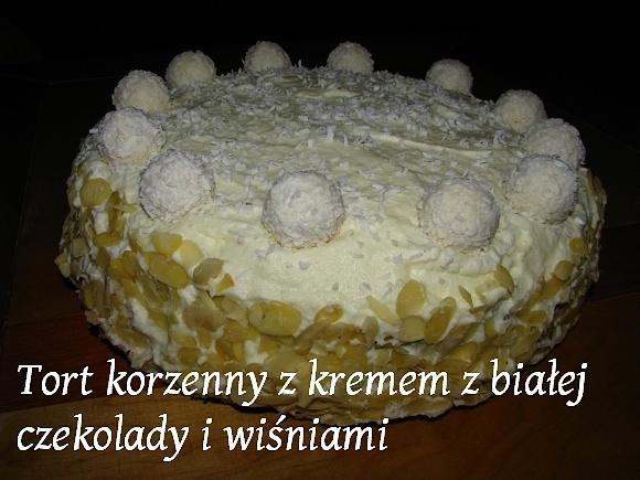 Korzenny tort z kremem z białej czekolady i wiśniami