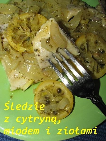 Śledzie z cytryną, miodem i ziołami
