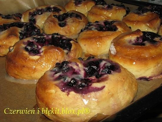 Drożdżówki z twarożkiem i jagodami