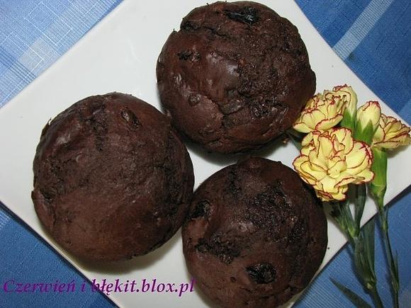 Muffiny czekoladowe z rodzynkami w rumie