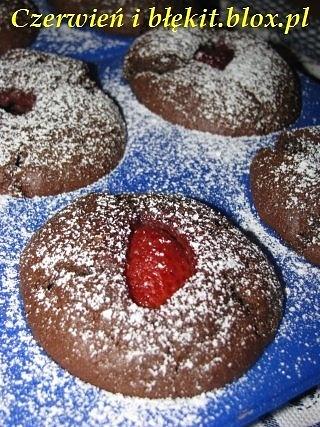 Czekoladowe muffiny z truskawkami