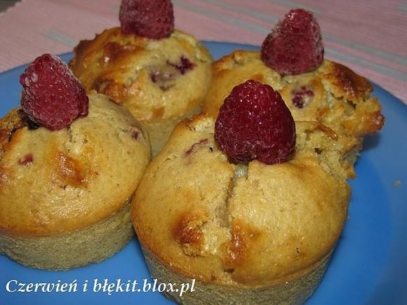Muffiny pełnoziarniste z białą czekoladą i malinami