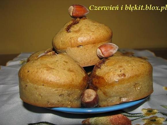 Muffiny z orzechami laskowymi i kremem toffi
