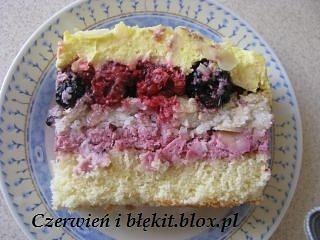 Malinowo-jeżynowe ciasto bez pieczenia z owocami i migdałami