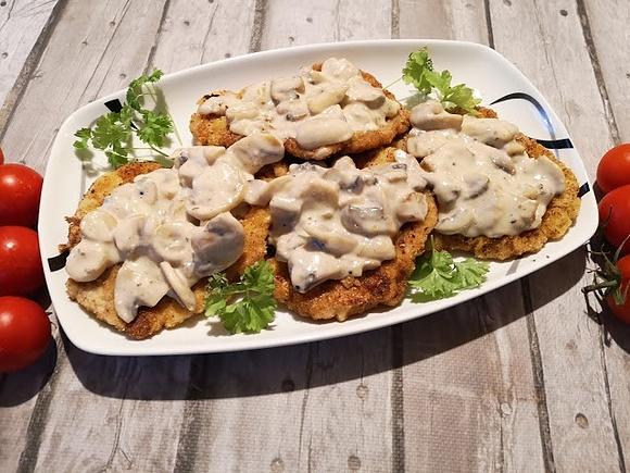Kotlet schabowy z sosem serowym i pieczarkami