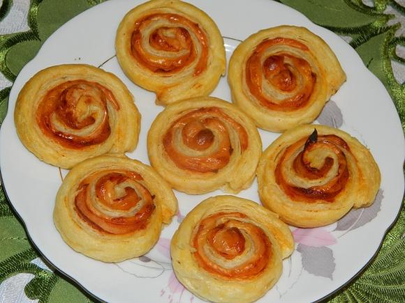 Ślimaczki z ciasta francuskiego z serem i szynką
