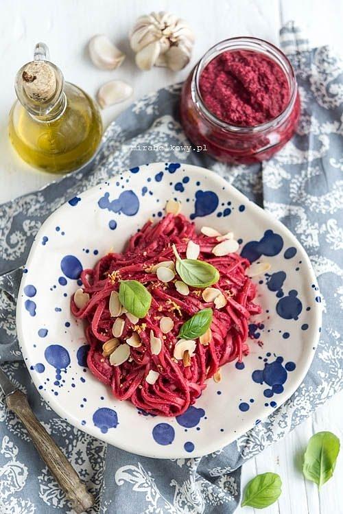 Makaron z pesto buraczanym