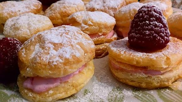 Ciasteczka z ciasta francuskiego z mascarpone i malinami