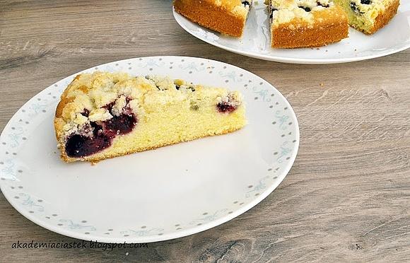 Ciasto ucierane z malinami i borówkami z kruszonką