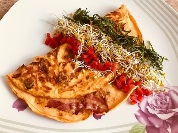 Omlet twarogowy z boczkiem i oliwkami