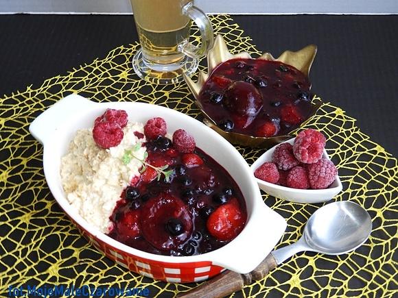 Płatki owsiane z frużeliną z owoców lata