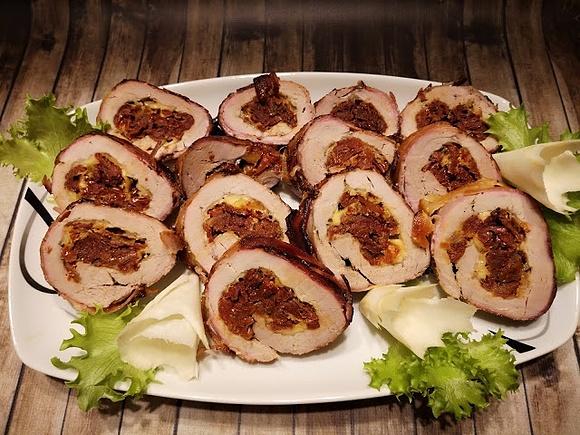 Polędwiczka zawijana w boczku z suszonymi pomidorami