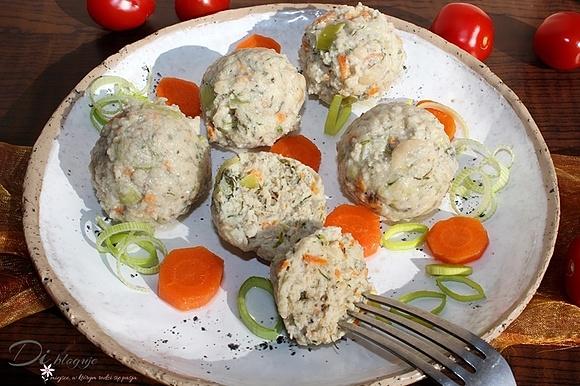 Delikatne pulpeciki z indyka z warzywami i koperkiem