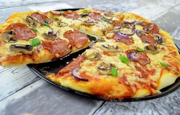 Pyszna i prosta pizza z salami i pieczarkami