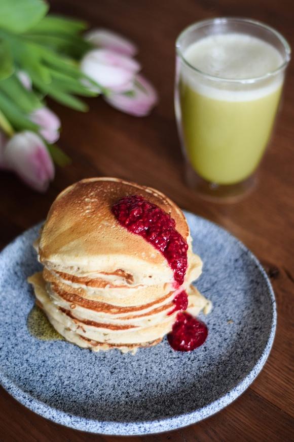 Puszyste wegańskie pancakes z ciepłym sosem malinowym