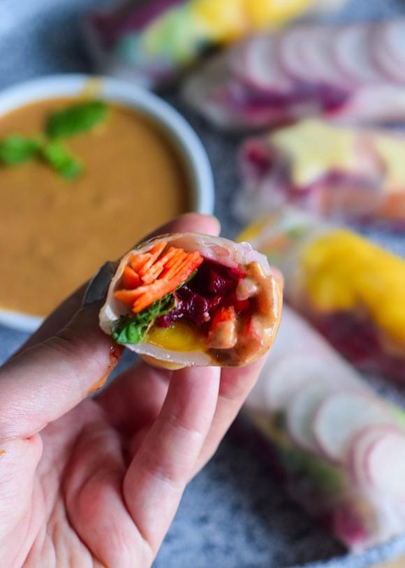 Tęczowe spring rolls z sosem orzechowym