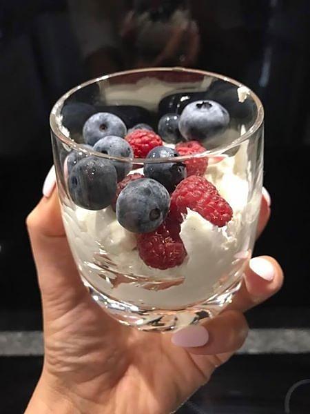 Deser z mascarpone i owocami