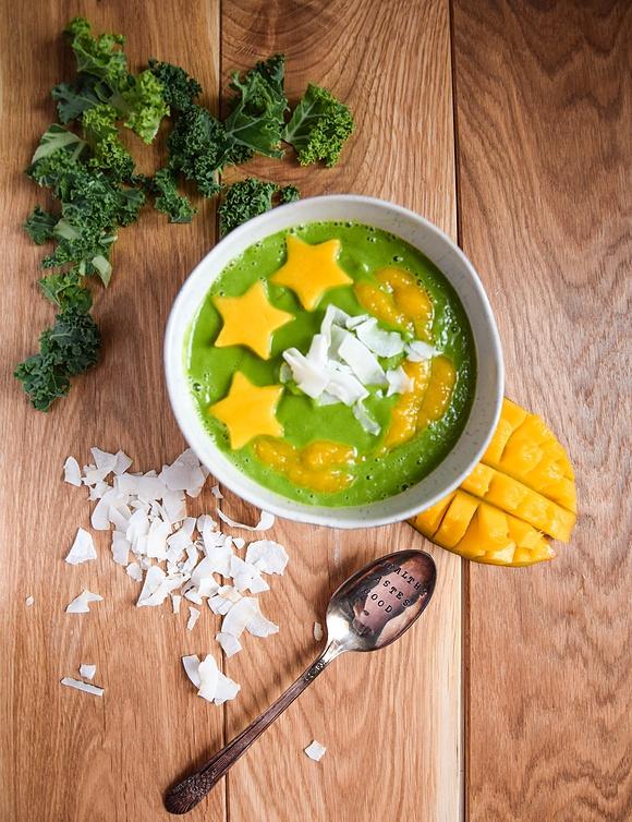 Zielone smoothie bowl z jarmużem, awokado i mango
