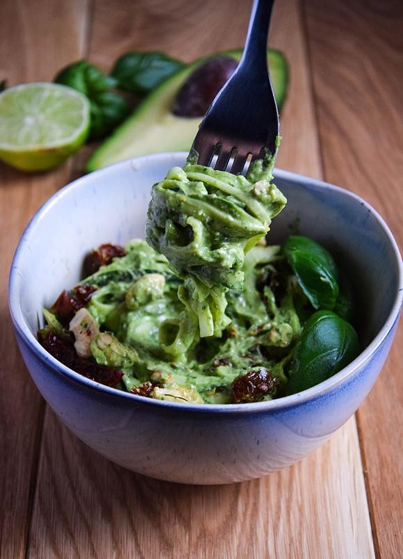 Spaghetti z cukinii z kremowym pesto z awokado