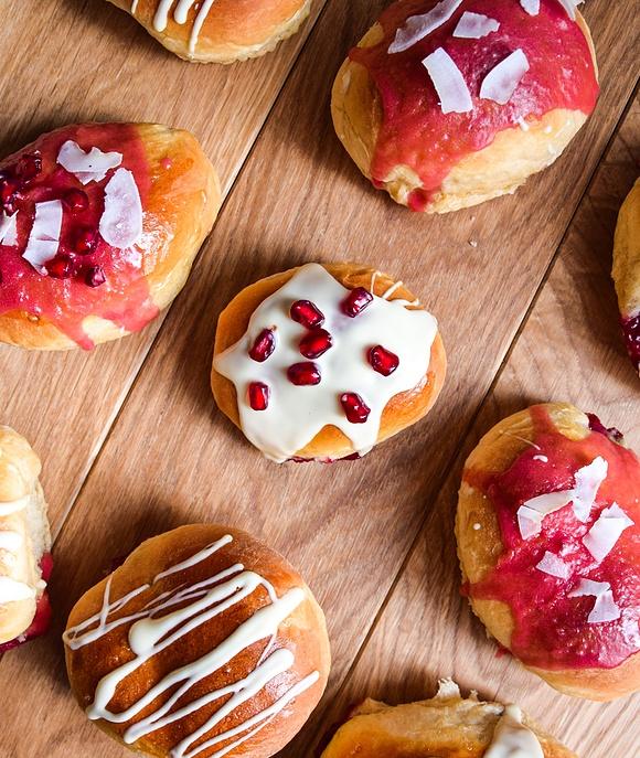 Pieczone pączki orkiszowe z konfiturą malinową