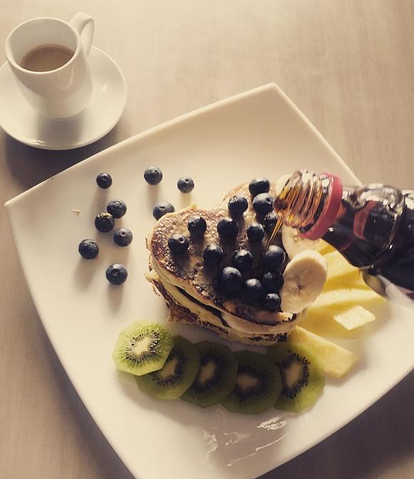 Pancakes z mąki kokosowej z owocami