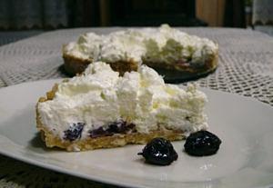 Wiśniowo-kokosowa tarta z herbatników bez pieczenia