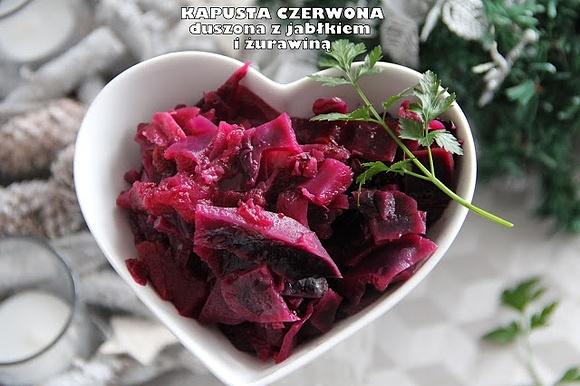 Kapusta czerwona duszona z jabłkiem i żurawiną