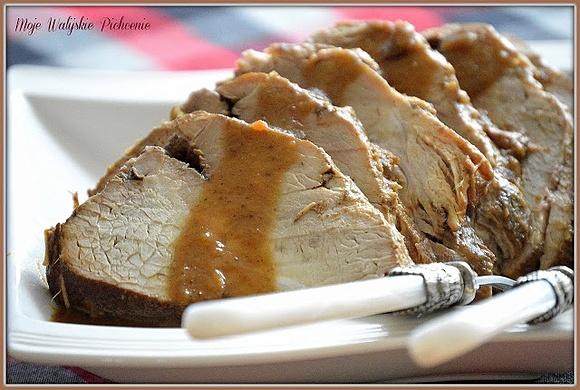 Pieczeń z łopatki w aromatycznym sosie z warzyw i czerwonej cebuli