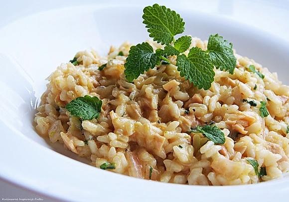 Limonkowe risotto z białym tuńczykiem i melisą