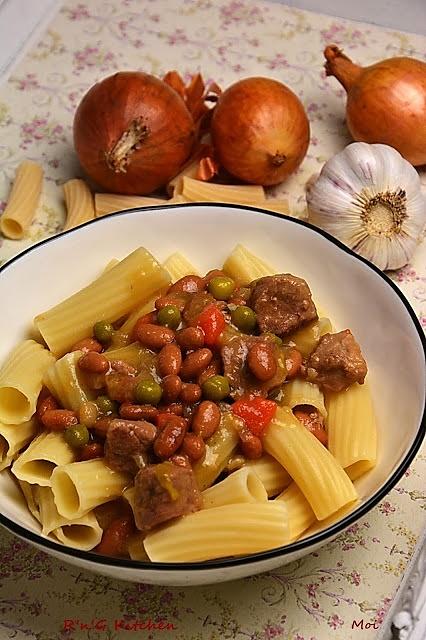 Gulasz warzywno-mięsny z makaronem