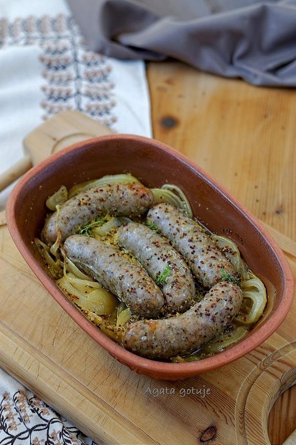 Biała kiełbasa pieczona w piwie i cebuli