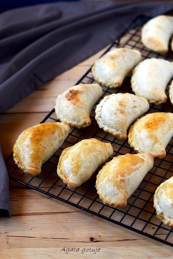 Pieczone pierożki z ciasta piwnego