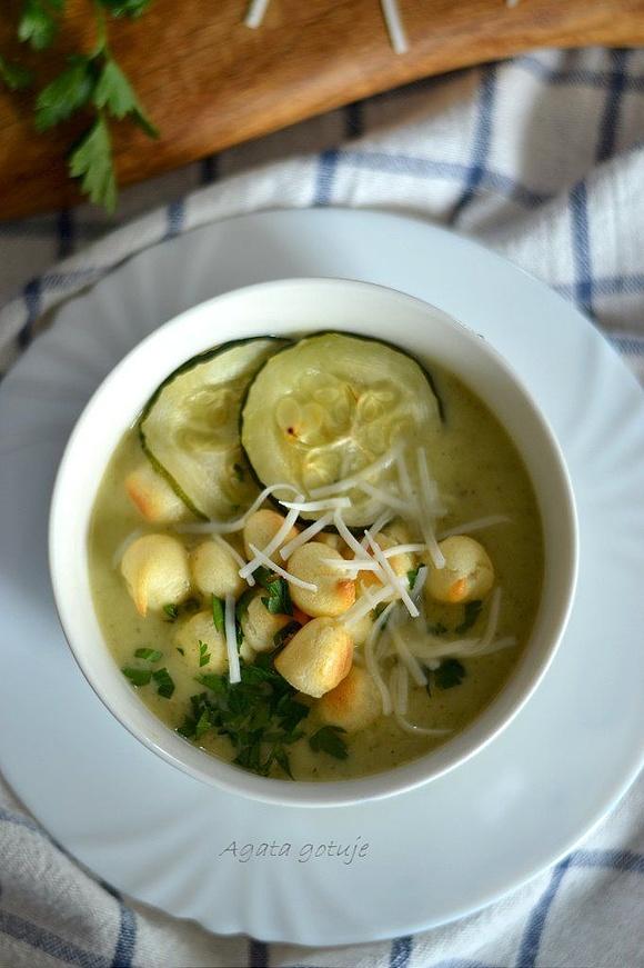 Zupa pomidorowa z cukinią i kukurydzą