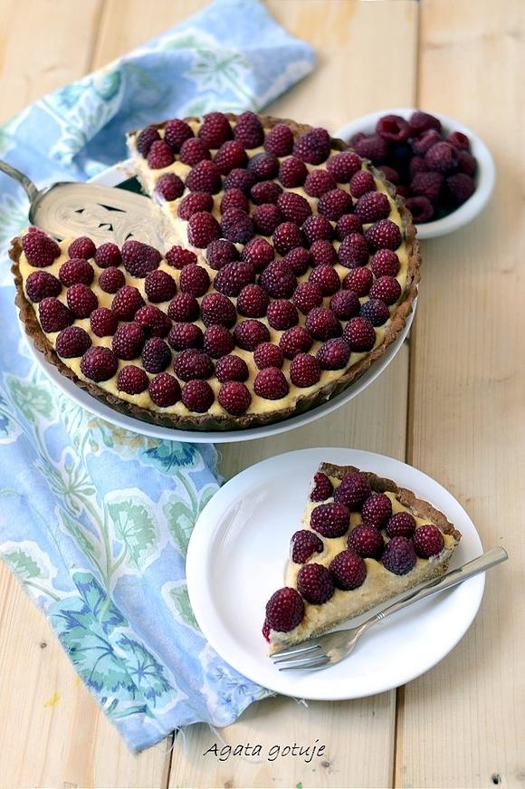 Tarta z waniliowym kremem i malinami