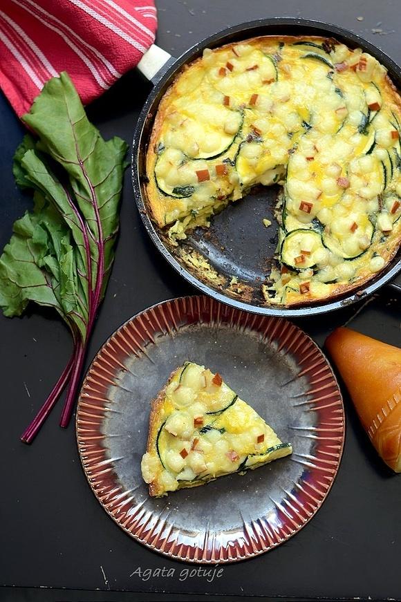 Frittata z cukinią botwiną i oscypkiem