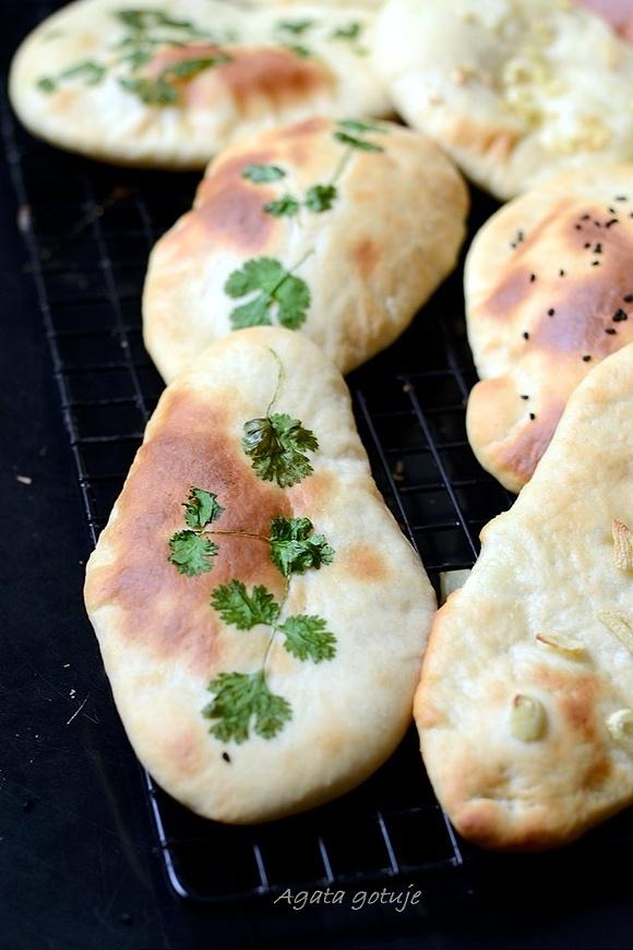 Chlebki naan z czosnkiem i kolendrą