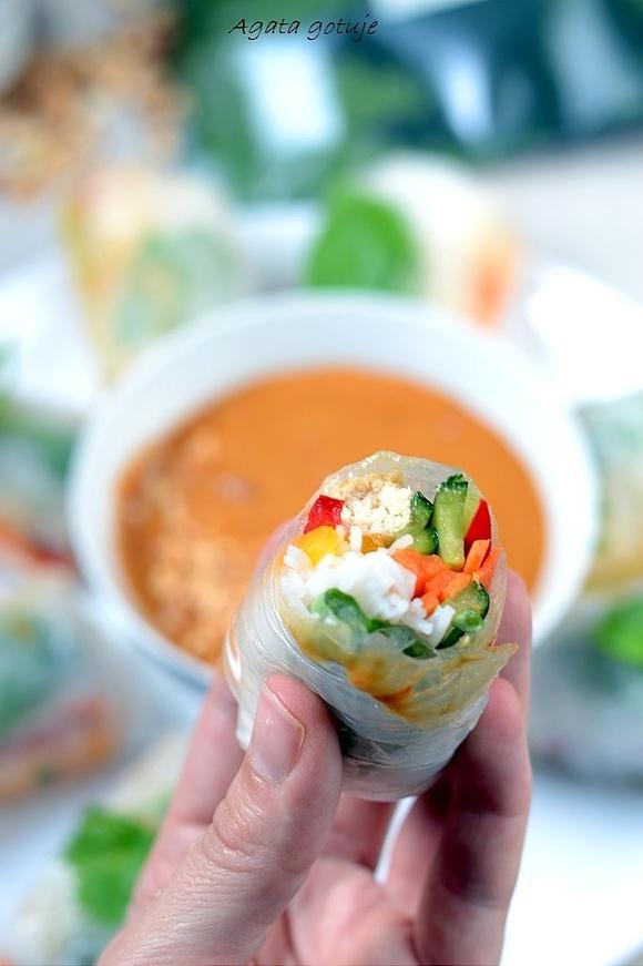 Spring rolls z sosem z orzeszków ziemnych