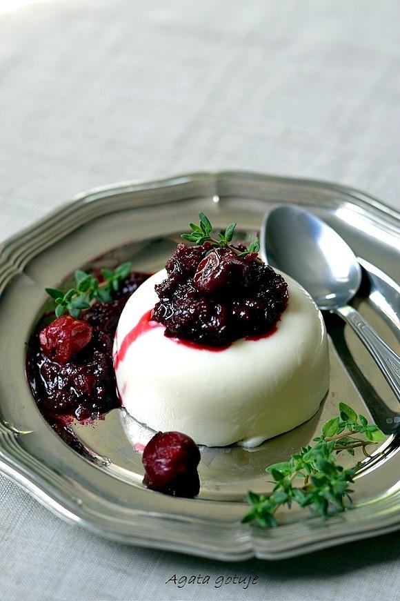 Panna cotta z kozim twarogiem i tymiankowymi wiśniami