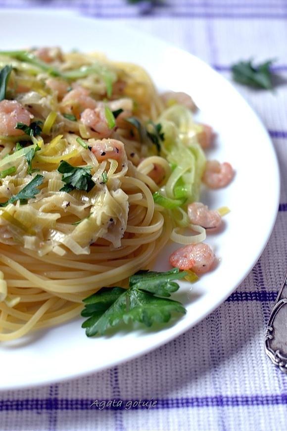 Spaghetti z krewetkami w śmietanowym sosie na białym winie